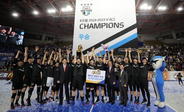 2018-2019 남자 프로배구 챔피언 현대캐피탈 선수들이 26일 오후 충남 천안 유관순체육관에서 열린 챔피언 결정전 3차전 승리 후 우승 세리모니를 하고 있다.연합뉴스