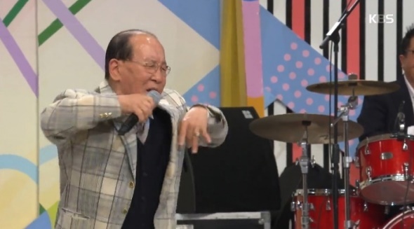 '전국노래자랑'에서 손담비의 '미쳤어'를 부르고 온라인 스타가 된 지병수 할아버지. KBS1
