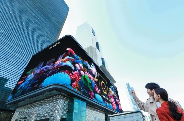 삼성전자가 2019년형 ‘QLED 8K’ TV 출시를 기념해 코엑스 일대 옥외광고 자유표시구역의 ‘케이팝 스퀘어’와 ‘현대백화점 무역센터점’에 독창적 디지털 사이니지 광고를 했다.