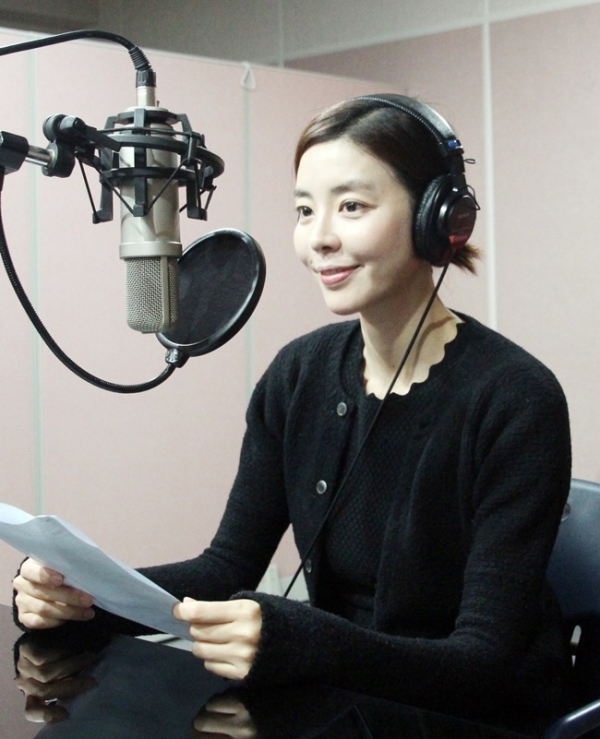 영상의 내레이션을 녹음중인 배우 김규리. 서경덕 교수