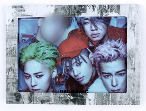 YG SELECT 홈페이지에서 모자이크 된 빅뱅의 우편엽서. YG SELECT 홈페이지