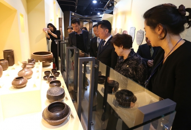 지난 26일 개최된 부천시박물관 착공식에서 장덕천 시장 등 참석자들이 시삽을 하고 있다. 장 시장과 국회의원, 시도의원, 지역주민, 박물관 관계자 등이 옹기박물관을 둘러보고 있다.