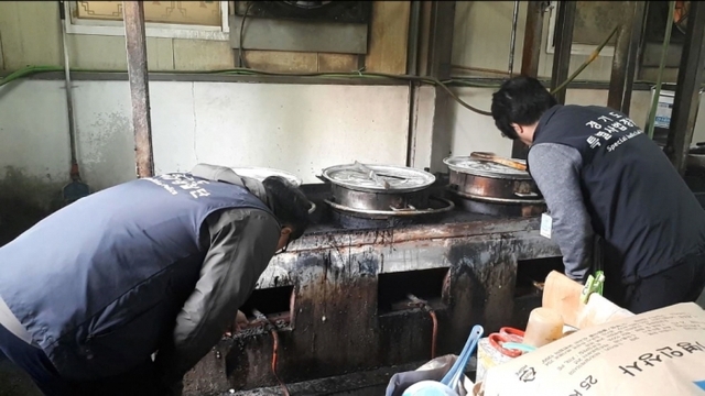 비위생석환경에서 어린이용 식품을 제조한 모습. 경기도 제공