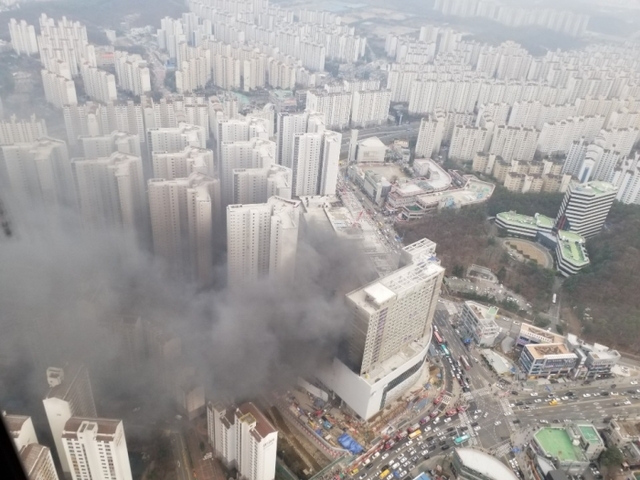 27일 오후 4시30분께 용인시 수지구 성복동 롯데몰 공사현장에서 대형 화재가 발생해 10명의 부상자가 발생했다. 경기도소방재난본부 제공