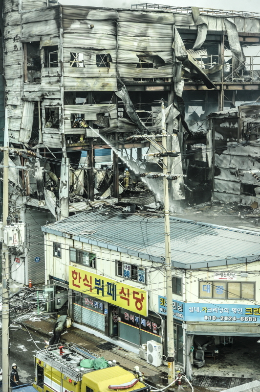 27일 인천 동구 송림동 금속 가공 공장에서 화재가 발생해 소방대원들이 진화 작업을 하고 있다.조주현기자