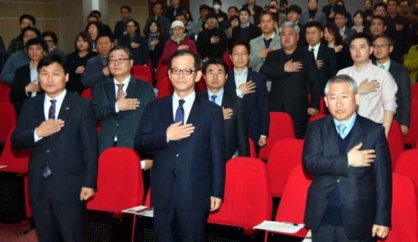 27일 경기문화재단 다산홀에서 열린 ‘경기남부에 신공항을 띄우자! 경기도민 대토론회’에서 김영진 국회의원. 정일형 경기일보 편집국장 등 참석자들이 국민의례를 하고 있다.전형민기자