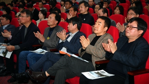 27일 경기문화재단 다산홀에서 열린 ‘경기남부에 신공항을 띄우자! 경기도민 대토론회’에서 참석자들이 박수를 치고 있다.전형민기자