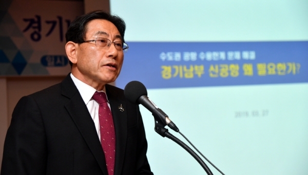 27일 경기문화재단 다산홀에서 열린 ‘경기남부에 신공항을 띄우자! 경기도민 대토론회’에서 김한용 항공정책포럼 위원이 “수도권 공항 수용한계 문제 해결 경기남부 신공항 왜 필요한가?”란 주제로 기조발표를 하고 있다.전형민기자