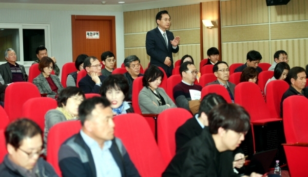 27일 경기문화재단 다산홀에서 열린 ‘경기남부에 신공항을 띄우자! 경기도민 대토론회’에서 참석자들이 토론을 하고 있다.전형민기자