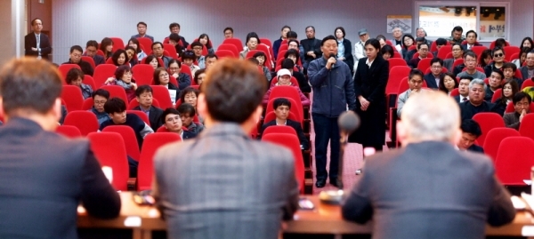 27일 경기문화재단 다산홀에서 열린 ‘경기남부에 신공항을 띄우자! 경기도민 대토론회’에서 참석자들이 토론을 하고 있다.전형민기자