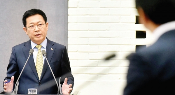 박남춘 인천시장이 27일 인천시의회 본회의장에서 열린 ‘제253회 임시회 제3차 본회의’에서 김종인 시의원의 시정질문에 답변하고 있다. 인천시청 제공