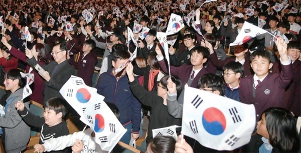 27일 경기도문화의전당에서 열린 ‘3•1운동 및 대한민국임시정부 수립 100주년 기념 경기학생선언문 발표 및 뮤지컬 페치카 공연 관람’ 행사에서 학생들이 만세삼창을 하고 있다. 전형민기자