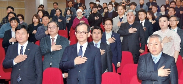 27일 경기문화재단 다산홀에서 열린 ‘경기남부에 신공항을 띄우자! 경기도민 대토론회’에서 이번 토론회를 주최한 김영진 국회의원과 정일형 경기일보 편집국장을 비롯해 허희영 항공대 교수 등 참석자들이 국민의례를 하고 있다. 전형민기자