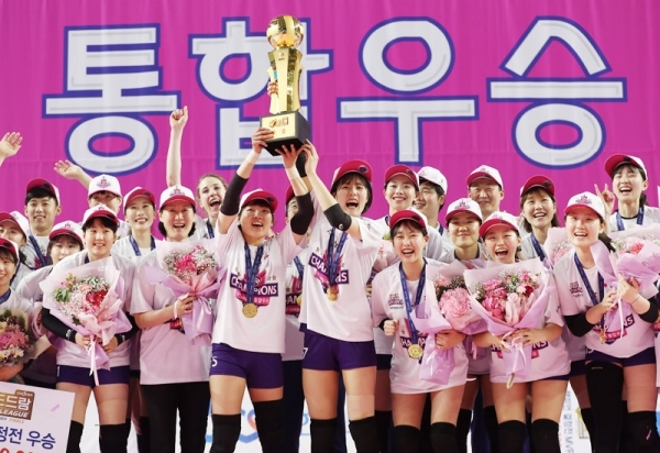 27일 경북 김천실내체육관에서 열린 여자프로배구 챔피언결정전 4차전에서 한국도로공사를 꺾고 통합우승을 차지한 흥국생명 핑크스파이더스 선수들이 환호하고 있다.연합뉴스