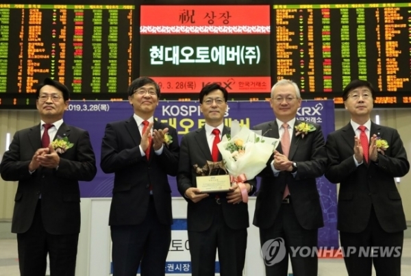 28일 오전 서울 여의도 한국거래소에서 열린 소프트웨어 개발 및 공급업을 영위하는 현대오토에버㈜의 유가증권시장 신규상장 기념식. 왼쪽부터 김원대 한국IR협의회 회장, 이은태 한국거래소 유가증권시장본부장, 오일석 현대오토에버㈜ 대표이사, 정영채 NH투자증권 대표이사, 김정운 상장회사협의회 부회장. 연합뉴스