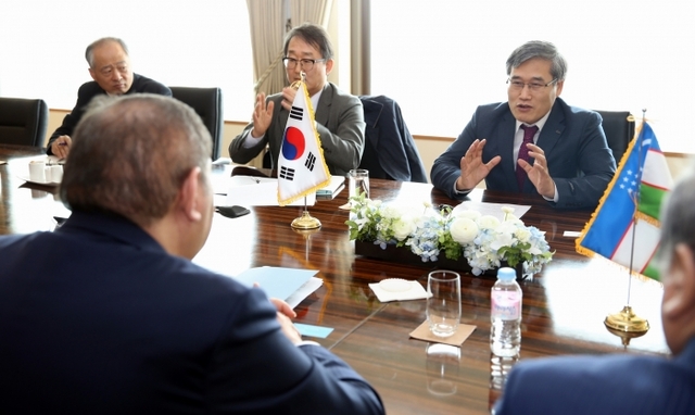 김진용 인천경제청장이 우즈베키스탄 엘리요르 마지도비치 가니에프 경제부총리와 면담을 나누고 있다. 인천경제청 제공