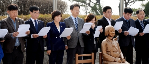 28일 오전 도의회 소녀상 앞에서 도의회 독도사랑회 회장 민경선 의원, 안혜영 도의회 부의장 , 염종현 의원등 소속 의원들이 일본의 독도관련 교과서 수록에 대한 규탄 성명을 발표하고 있다. 윤원규 수습기자