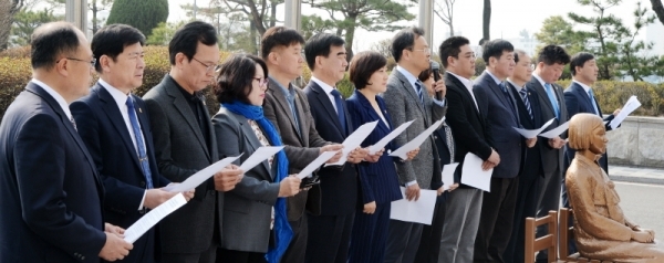 28일 오전 도의회 소녀상 앞에서 도의회 독도사랑회 회장 민경선 의원, 안혜영 도의회 부의장 , 염종현 의원등 소속 의원들이 일본의 독도관련 교과서 수록에 대한 규탄 성명을 발표하고 있다. 윤원규 수습기자