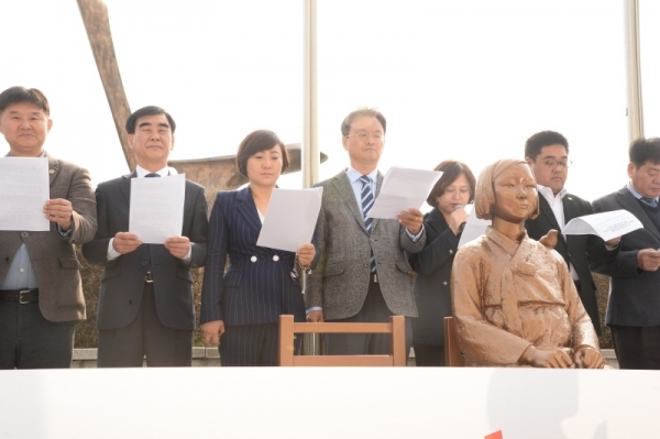 28일 오전 도의회 소녀상 앞에서 도의회 독도사랑회 회장 민경선 의원, 안혜영 도의회 부의장 , 염종현 의원등 소속 의원들이 일본의 독도관련 교과서 수록에 대한 규탄 성명을 발표하고 있다. 윤원규 수습기자