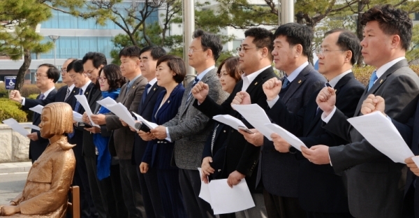 28일 오전 도의회 소녀상 앞에서 도의회 독도사랑회 회장 민경선 의원, 안혜영 도의회 부의장 , 염종현 의원등 소속 의원들이 일본의 독도관련 교과서 수록에 대한 규탄 성명을 발표하고 있다. 윤원규 수습기자