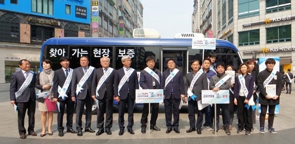 한대희 군포시장과 이민우 경기신보 이사장‚ 기업대표 등이 산본로데오거리에서 지역화폐와 소상공인 특례보증제도를 홍보하는 캠페인을 벌이고 있다.