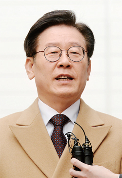 공직선거법상 허위사실 공표와 직권남용권리행사방해 혐의 등으로 기소된 이재명 경기지사가 28일 오후 성남시 수정구 수원지방법원 성남지원에서 열린 14차 공판에 출석하고 있다. 윤원규 수습기자