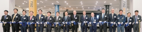 정승일 산업통상자원부 차관, 임서정 고용노동부 차관, 박남춘 인천시장, 최대현 산업은행 부행장, 홍영표 더불어민주당 원내대표, 자유한국당 정유섭 의원(인천 부평구갑)과 배리 앵글 GM 수석부사장, 줄리안 블리셋 GM 인터내셔널부문 사장, 앤디던스탄 GM 아태지역본부 사장, 카허 카젬 한국GM 사장 등 주요 내빈들이 28일 오전 인천시 부평구 한국지엠 부평공장 홍보관에서 열린 GM 아태지역본부 개소식에서 개소를 알리는 테이프를 자르고 있다. 조주현기자