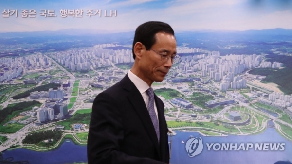 최정호 국토교통부 장관 후보자가 25일 국회 국토교통위원회 인사청문회 오후 일정을 위해 회의장으로 들어서고 있다. 연합뉴스