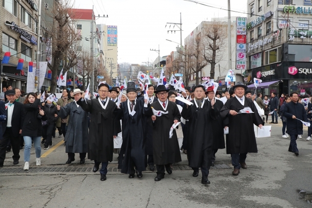 지난 30일 한대희 군포시장을 비롯한 시민 200여명이 100년 전 군포장 항일 독립만세운동을 재연하며 행진하고 있다.
