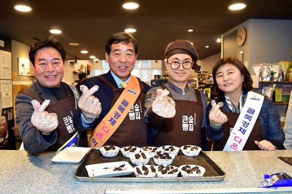 윤화섭 안산시장이 지역 화폐인 ‘다온’ 가맹점 확보에 적극적으로 나서고 있다. 안산시 제공