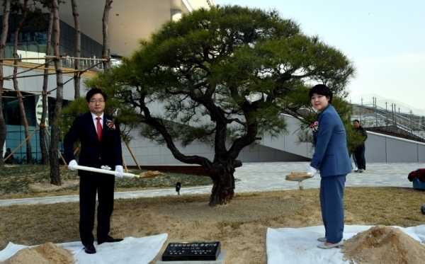 29일 수원시 영통구 광교 수원컨벤션센터에서 열린 준공식에서 염태영 수원시장, 조명자 수원시의회 의장이 기념식수를 하고 있다. 경기 남부 마이스(MICE) 산업의 중심이 될 수원컨벤션센터는 5만여㎡ 부지에 연면적 9만7천602㎡로 지하 2층, 지상 5층 규모로. 컨벤션홀, 전시홀, 이벤트홀, 회의실(28개), 구름정원(옥상) 등을 갖췄다.전형민기자