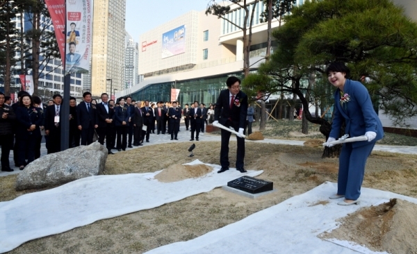 29일 수원시 영통구 광교 수원컨벤션센터에서 열린 준공식에서 염태영 수원시장, 조명자 수원시의회 의장이 기념식수를 하고 있다. 경기 남부 마이스(MICE) 산업의 중심이 될 수원컨벤션센터는 5만여㎡ 부지에 연면적 9만7천602㎡로 지하 2층, 지상 5층 규모로. 컨벤션홀, 전시홀, 이벤트홀, 회의실(28개), 구름정원(옥상) 등을 갖췄다.전형민기자