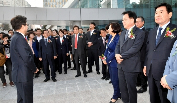 수원시 영통구 광교신도시 수원컨벤션센터 준공식이 열린 29일 오후  염태영 수원시장, 김진표ㆍ박광온ㆍ백혜련ㆍ김영진 국회의원, 김주현 수원고등법원장, 이금로 수원고등검찰청 검사장, 조명자 수원시의장, 신항철 경기일보 대표이사 사장 등 참석자들이 준공 테이프를 자르고 있다.  경기 남부 마이스(MICE) 산업의 중심이 될 수원컨벤션센터는 5만여㎡ 부지에 연면적 9만7천602㎡로 지하 2층, 지상 5층 규모로  컨벤션홀, 전시홀, 이벤트홀, 회의실(28개), 구름정원(옥상) 등을 갖췄다.전형민기자