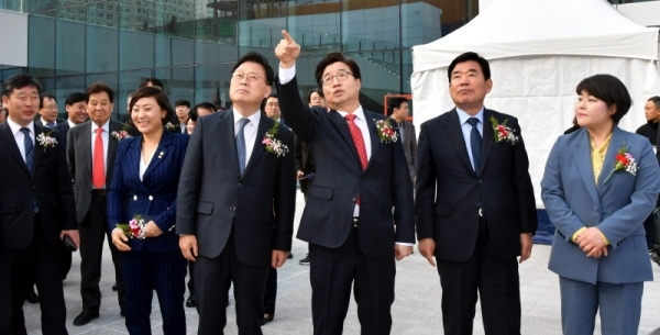 수원시 영통구 광교신도시 수원컨벤션센터 준공식이 열린 29일 오후  염태영 수원시장, 김진표ㆍ박광온ㆍ백혜련ㆍ김영진 국회의원, 김주현 수원고등법원장, 이금로 수원고등검찰청 검사장, 조명자 수원시의장, 신항철 경기일보 대표이사 사장 등 참석자들이 준공 테이프를 자르고 있다.  경기 남부 마이스(MICE) 산업의 중심이 될 수원컨벤션센터는 5만여㎡ 부지에 연면적 9만7천602㎡로 지하 2층, 지상 5층 규모로  컨벤션홀, 전시홀, 이벤트홀, 회의실(28개), 구름정원(옥상) 등을 갖췄다.전형민기자