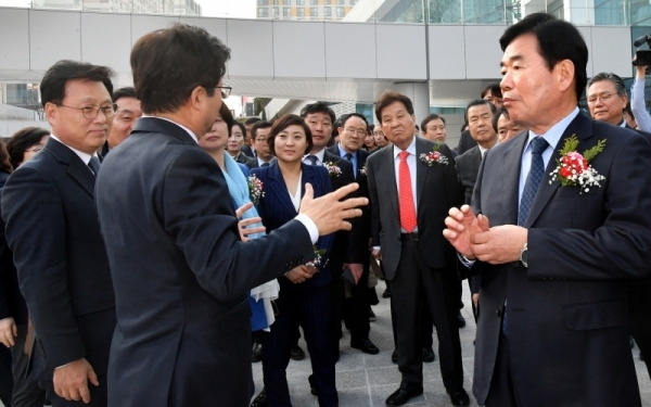 수원시 영통구 광교신도시 수원컨벤션센터 준공식이 열린 29일 오후  염태영 수원시장, 김진표ㆍ박광온ㆍ백혜련ㆍ김영진 국회의원, 김주현 수원고등법원장, 이금로 수원고등검찰청 검사장, 조명자 수원시의장, 신항철 경기일보 대표이사 사장 등 참석자들이 준공 테이프를 자르고 있다.  경기 남부 마이스(MICE) 산업의 중심이 될 수원컨벤션센터는 5만여㎡ 부지에 연면적 9만7천602㎡로 지하 2층, 지상 5층 규모로  컨벤션홀, 전시홀, 이벤트홀, 회의실(28개), 구름정원(옥상) 등을 갖췄다.전형민기자