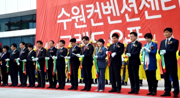 수원시 영통구 광교신도시 수원컨벤션센터 준공식이 열린 29일 오후  염태영 수원시장, 김진표ㆍ박광온ㆍ백혜련ㆍ김영진 국회의원, 김주현 수원고등법원장, 이금로 수원고등검찰청 검사장, 조명자 수원시의장, 신항철 경기일보 대표이사 사장 등 참석자들이 준공 테이프를 자르고 있다.  경기 남부 마이스(MICE) 산업의 중심이 될 수원컨벤션센터는 5만여㎡ 부지에 연면적 9만7천602㎡로 지하 2층, 지상 5층 규모로  컨벤션홀, 전시홀, 이벤트홀, 회의실(28개), 구름정원(옥상) 등을 갖췄다.전형민기자