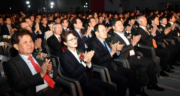 수원시 영통구 광교신도시 수원컨벤션센터 준공식이 열린 29일 오후  염태영 수원시장, 김진표ㆍ박광온ㆍ백혜련ㆍ김영진 국회의원, 김주현 수원고등법원장, 이금로 수원고등검찰청 검사장, 조명자 수원시의장, 신항철 경기일보 대표이사 사장 등 참석자들이 준공 테이프를 자르고 있다.  경기 남부 마이스(MICE) 산업의 중심이 될 수원컨벤션센터는 5만여㎡ 부지에 연면적 9만7천602㎡로 지하 2층, 지상 5층 규모로  컨벤션홀, 전시홀, 이벤트홀, 회의실(28개), 구름정원(옥상) 등을 갖췄다.전형민기자