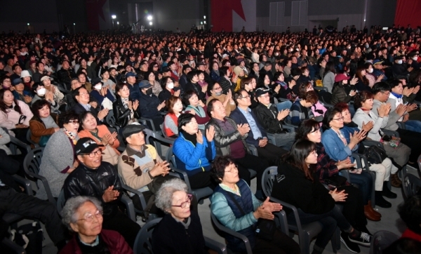 수원시 영통구 광교신도시 수원컨벤션센터 준공식이 열린 29일 오후  염태영 수원시장, 김진표ㆍ박광온ㆍ백혜련ㆍ김영진 국회의원, 김주현 수원고등법원장, 이금로 수원고등검찰청 검사장, 조명자 수원시의장, 신항철 경기일보 대표이사 사장 등 참석자들이 준공 테이프를 자르고 있다.  경기 남부 마이스(MICE) 산업의 중심이 될 수원컨벤션센터는 5만여㎡ 부지에 연면적 9만7천602㎡로 지하 2층, 지상 5층 규모로  컨벤션홀, 전시홀, 이벤트홀, 회의실(28개), 구름정원(옥상) 등을 갖췄다.전형민기자