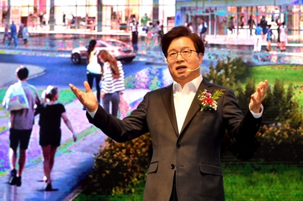 29일 수원시 영통구 광교 수원컨벤션센터에서 열린 준공식에서 염태영 수원시장 수원컨벤션센터 비전을 발표하고 있다. 경기 남부 마이스(MICE) 산업의 중심이 될 수원컨벤션센터는 5만여㎡ 부지에 연면적 9만7천602㎡로 지하 2층, 지상 5층 규모로. 컨벤션홀, 전시홀, 이벤트홀, 회의실(28개), 구름정원(옥상) 등을 갖췄다.전형민기자