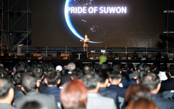 29일 수원시 영통구 광교 수원컨벤션센터에서 열린 준공식에서 염태영 수원시장 수원컨벤션센터 비전을 발표하고 있다. 경기 남부 마이스(MICE) 산업의 중심이 될 수원컨벤션센터는 5만여㎡ 부지에 연면적 9만7천602㎡로 지하 2층, 지상 5층 규모로. 컨벤션홀, 전시홀, 이벤트홀, 회의실(28개), 구름정원(옥상) 등을 갖췄다.전형민기자