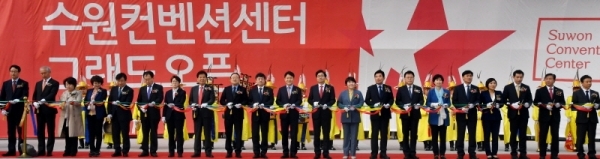 수원시 영통구 광교신도시 수원컨벤션센터 준공식이 열린 29일 오후  염태영 수원시장, 김진표ㆍ박광온ㆍ백혜련ㆍ김영진 국회의원, 김주현 수원고등법원장, 이금로 수원고등검찰청 검사장, 조명자 수원시의장, 신항철 경기일보 대표이사 사장 등 참석자들이 준공 테이프를 자르고 있다.  경기 남부 마이스(MICE) 산업의 중심이 될 수원컨벤션센터는 5만여㎡ 부지에 연면적 9만7천602㎡로 지하 2층, 지상 5층 규모로  컨벤션홀, 전시홀, 이벤트홀, 회의실(28개), 구름정원(옥상) 등을 갖췄다.전형민기자