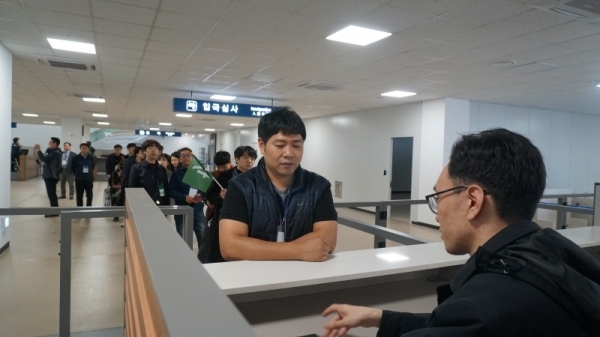 지난 29일 인천항 크루즈터미널에서 열린 1차 종합시험운영에서 승객 역활을 맡은 인천항만공사 직원들이 출국 수속을 받고 있다. 인천항만공사 제공