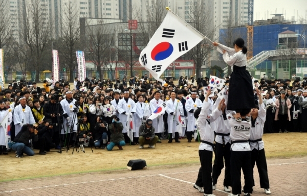 '제100주년 3.1절 기념 화성시 발안장터 만세운동 재현행사&기념문화제'가 열린 30일 화성 발안중학교에서 미르메 공연팀이 '4,15 제암리 평화의 태권도 플래시몹'  퍼포먼스를 선보이고 있다. 이날 참가자들은 제암리 순국기념관 까지 만세 퍼레이드를 펼쳤다. 김시범기자