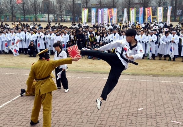 '제100주년 3.1절 기념 화성시 발안장터 만세운동 재현행사&기념문화제'가 열린 30일 화성 발안중학교에서 미르메 공연팀이 '4,15 제암리 평화의 태권도 플래시몹'  퍼포먼스를 선보이고 있다. 이날 참가자들은 제암리 순국기념관 까지 만세 퍼레이드를 펼쳤다. 김시범기자