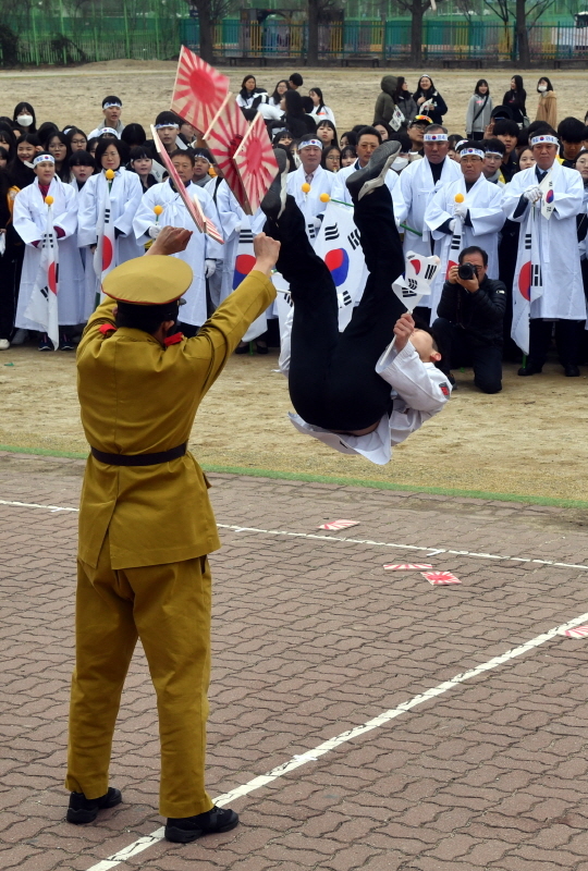 '제100주년 3.1절 기념 화성시 발안장터 만세운동 재현행사&기념문화제'가 열린 30일 화성 발안중학교에서 미르메 공연팀이 '4,15 제암리 평화의 태권도 플래시몹'  퍼포먼스를 선보이고 있다. 이날 참가자들은 제암리 순국기념관 까지 만세 퍼레이드를 펼쳤다. 김시범기자