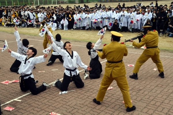 '제100주년 3.1절 기념 화성시 발안장터 만세운동 재현행사&기념문화제'가 열린 30일 화성 발안중학교에서 미르메 공연팀이 '4,15 제암리 평화의 태권도 플래시몹'  퍼포먼스를 선보이고 있다. 이날 참가자들은 제암리 순국기념관 까지 만세 퍼레이드를 펼쳤다. 김시범기자