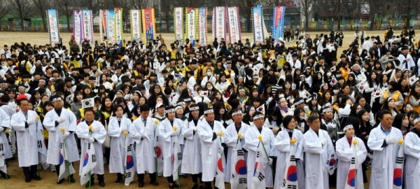 '제100주년 3.1절 기념 화성시 발안장터 만세운동 재현행사&기념문화제'가 열린 30일 화성 발안중학교에서 시민과 학생, 내빈들이 국민의례를 하고 있다. 이날 참가자들은 제암리 순국기념관까지 만세 퍼레이드를 펼쳤다. 김시범기자