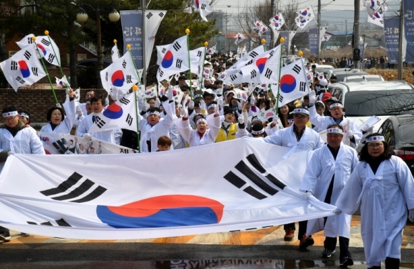 '제100주년 3.1절 기념 화성시 발안장터 만세운동 재현행사&기념문화제'가 열린 30일 참가자들이 화성시 발안중학교에서 제암리 순국기념관까지 만세 퍼레이드를 펼치고있다. 김시범기자