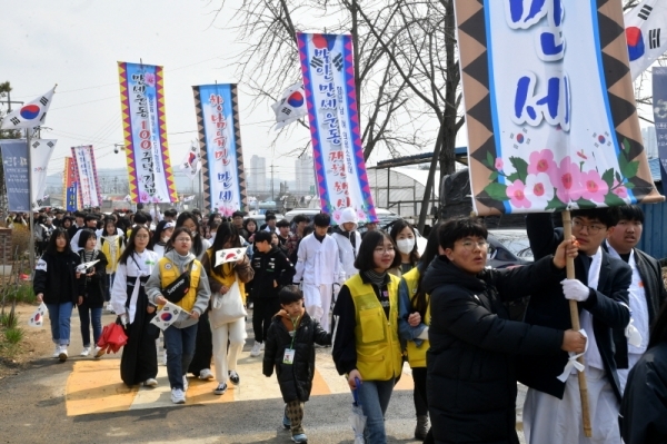 '제100주년 3.1절 기념 화성시 발안장터 만세운동 재현행사&기념문화제'가 열린 30일 참가자들이 화성시 발안중학교에서 제암리 순국기념관까지 만세 퍼레이드를 펼치고있다. 김시범기자