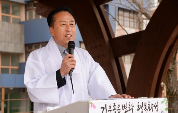 '제100주년 3.1절 기념 화성시 발안장터 만세운동 재현행사&기념문화제'가 열린 30일 화성 발안중학교에서 김홍성 화성시의회장이 인사말을 하고있다. 윤원규 수습기자